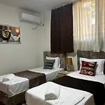 Cozy Centrally Located For Two 2, 10 Min Walk From Center דירה טיראנה