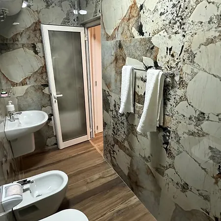 Cozy Centrally Located For Two 2, 10 Min Walk From Center * ティラナ