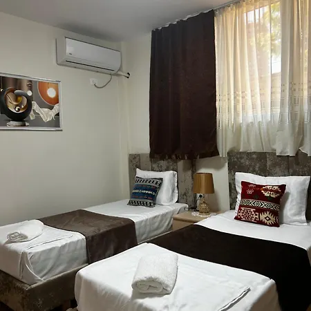 Cozy Centrally Located For Two 2, 10 Min Walk From Center アパート ティラナ
