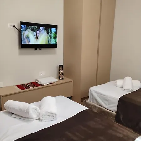 アパート Cozy Centrally Located For Two 2, 10 Min Walk From Center ティラナ
