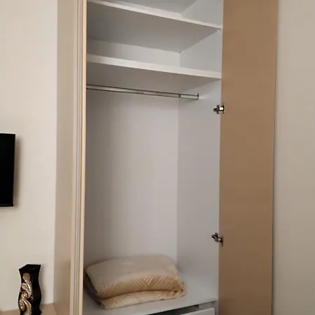 Cozy Centrally Located For Two 2, 10 Min Walk From Center Apartment *