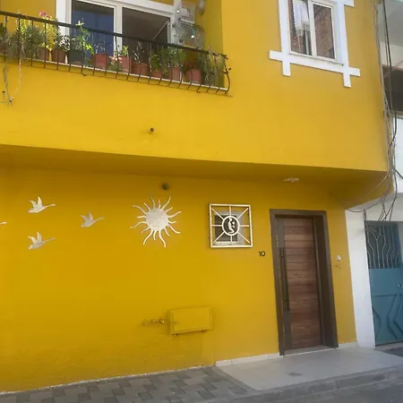 Cozy Centrally Located For Two 2, 10 Min Walk From Center Apartment