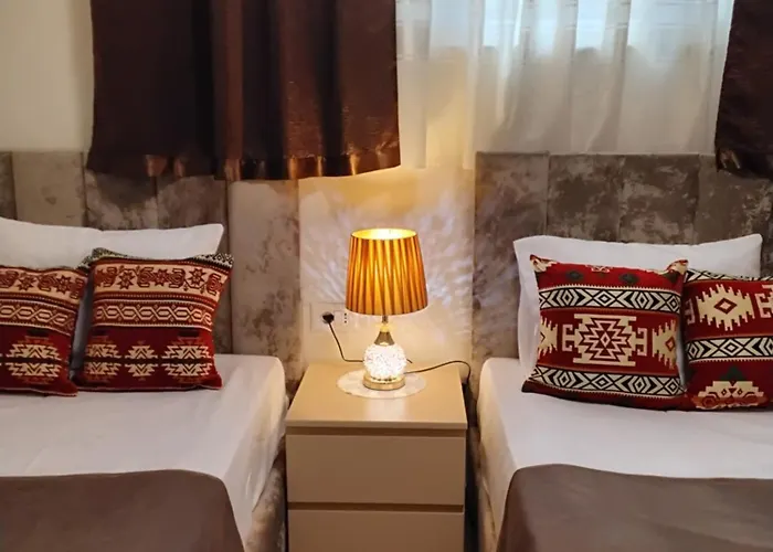 Cozy Centrally Located For Two 2, 10 Min Walk From Center Apartment *