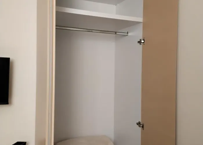 Cozy Centrally Located For Two 2, 10 Min Walk From Center Apartment *