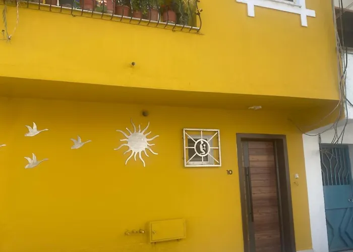 Cozy Centrally Located For Two 2, 10 Min Walk From Center Apartment