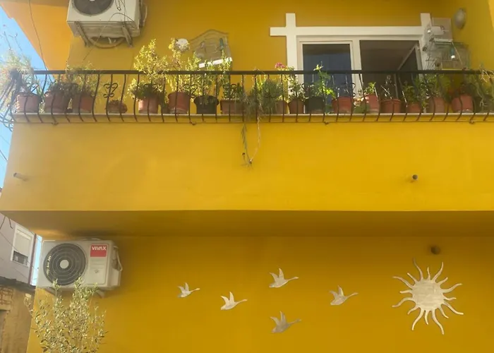 Apartment Cozy Centrally Located For Two 2, 10 Min Walk From Center